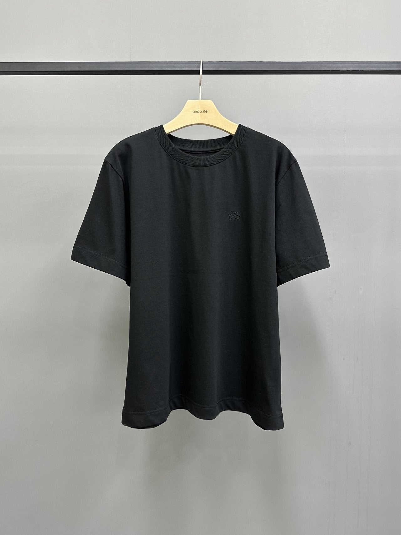 멜 자수 반팔티 (Mel Embroidered T-Shirt)
