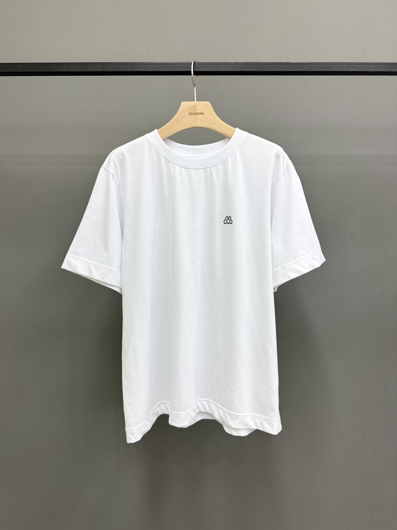 멜 자수 반팔티 (Mel Embroidered T-Shirt)